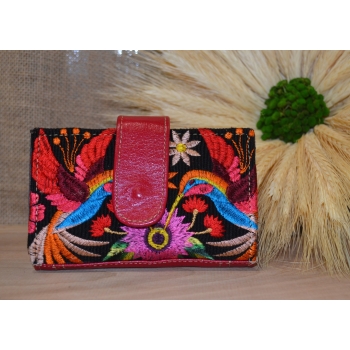 Portfel mały skórzany czerwony z kwiatowym kolorowym haftem .